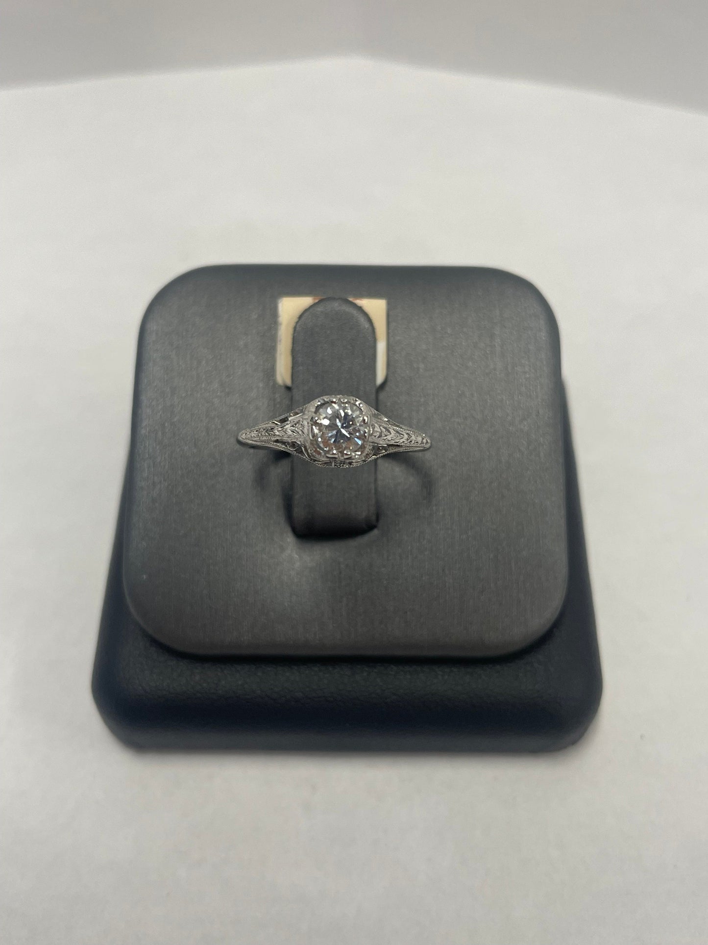 18k White Gold - Solitaire Design Diamond Ring