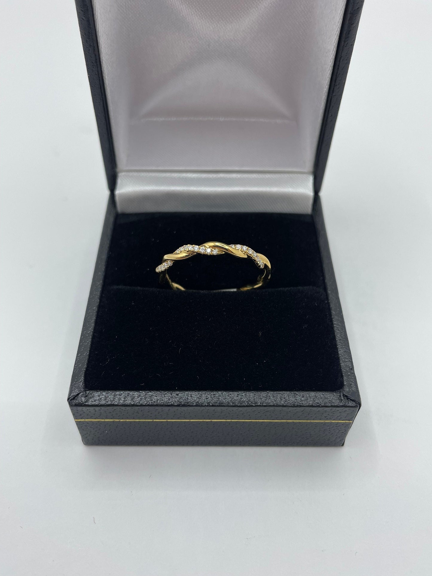 18k Yellow Gold Diamond Ring Twist Design Band