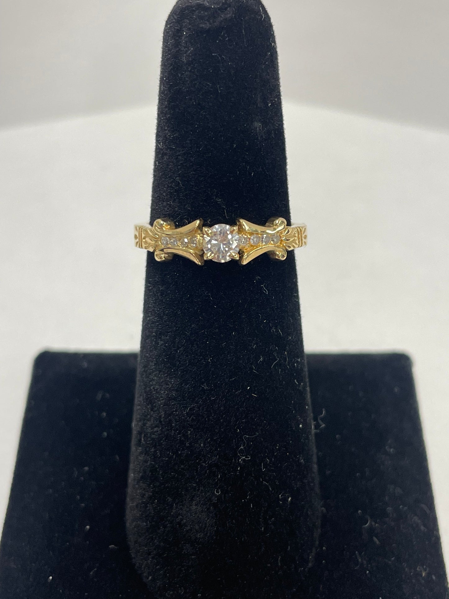 14k Yellow Gold Antique Design Diamond Ring