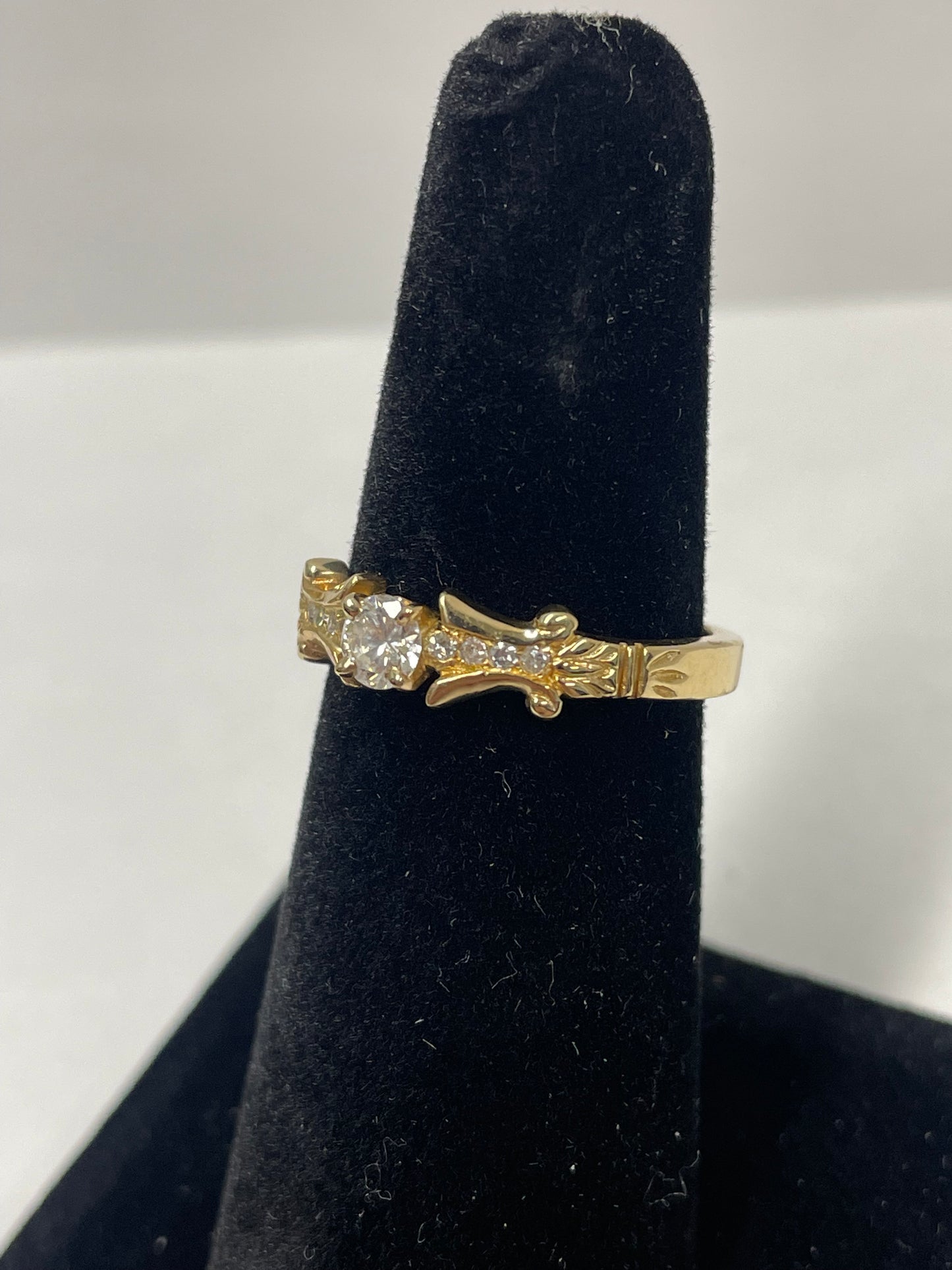 14k Yellow Gold Antique Design Diamond Ring