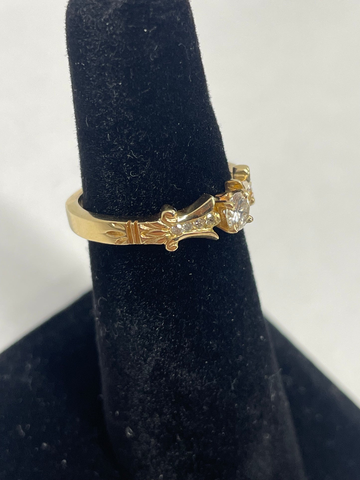 14k Yellow Gold Antique Design Diamond Ring