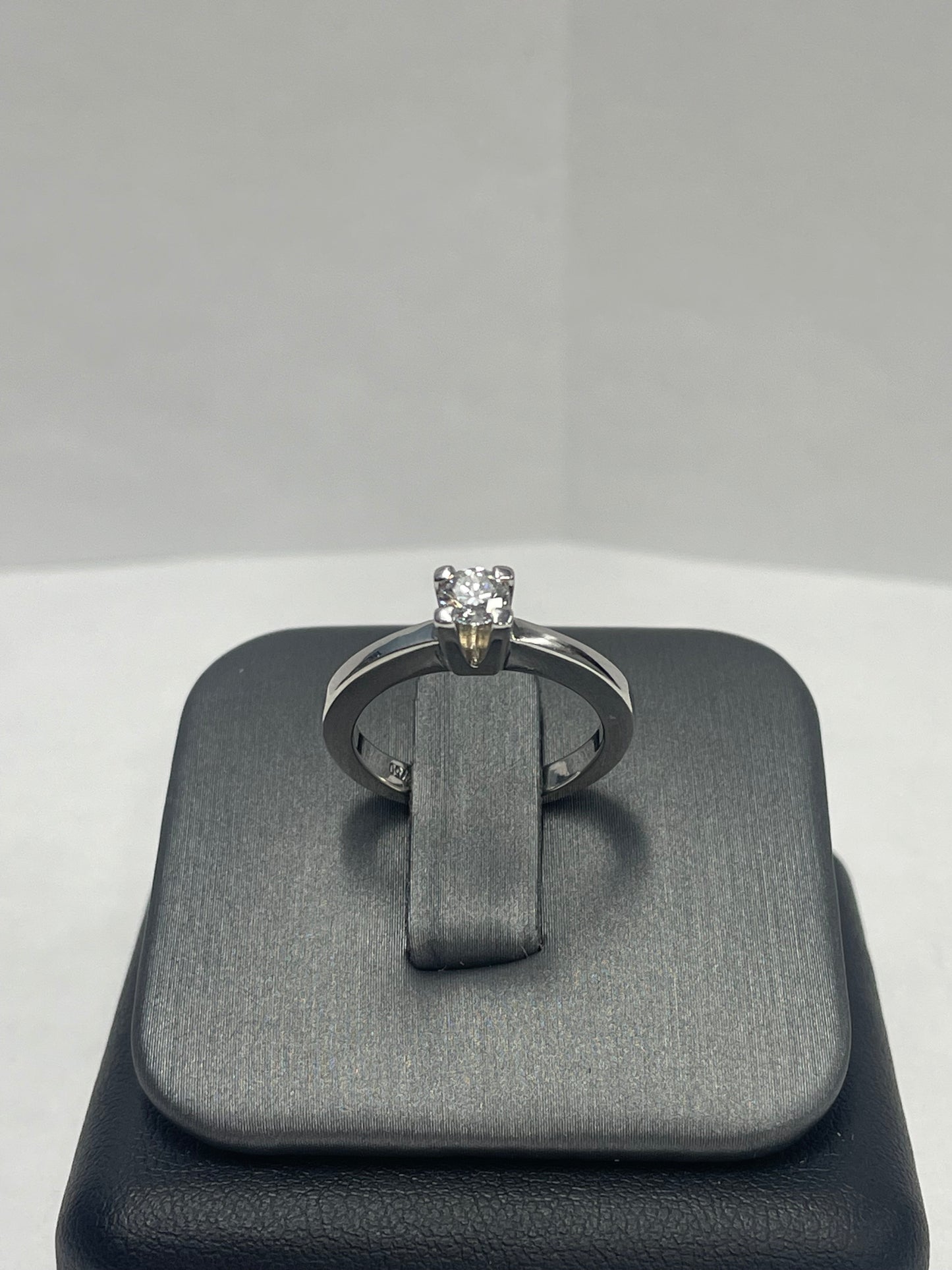 18k White Gold Solitaire Diamond Ring