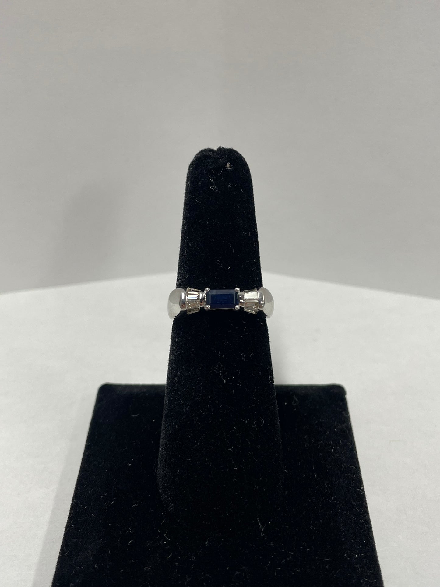 18k White Gold Sapphire Diamond Ring