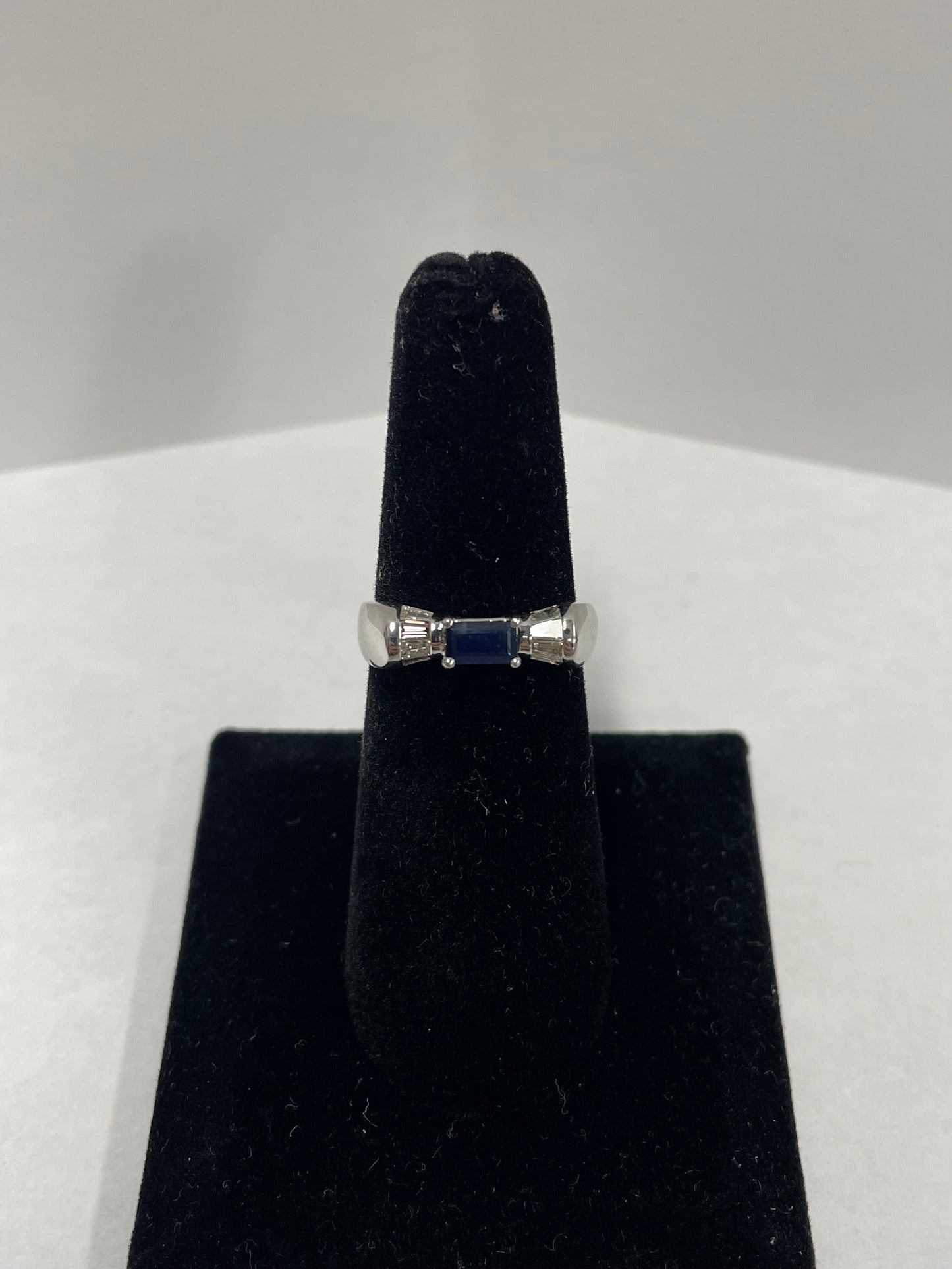 18k White Gold Sapphire Diamond Ring