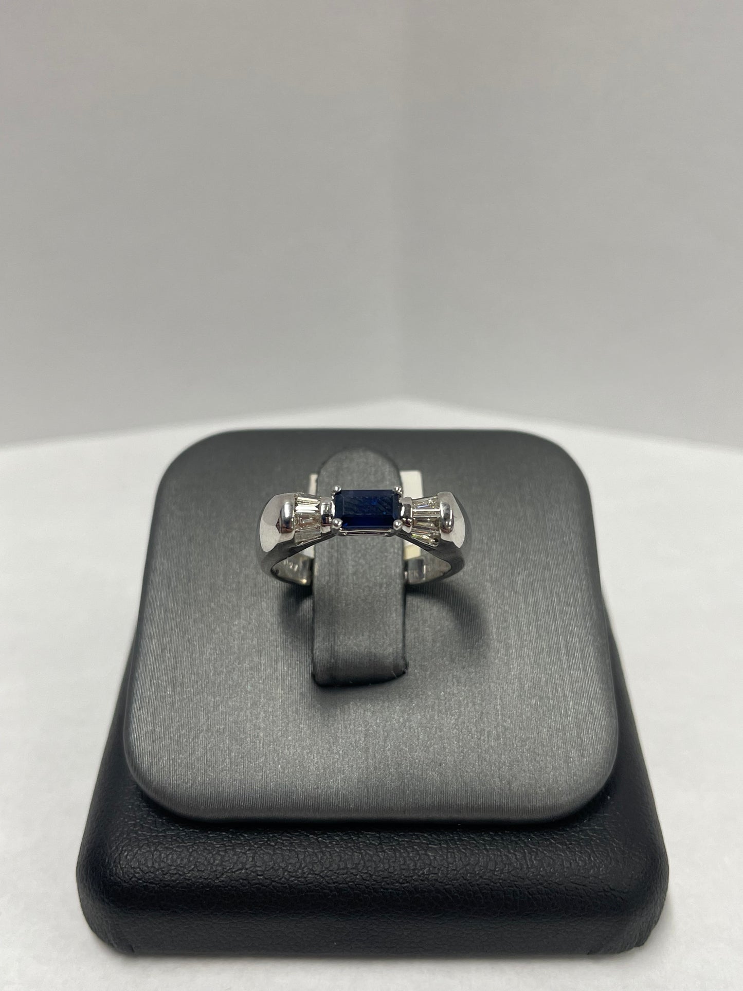 18k White Gold Sapphire Diamond Ring