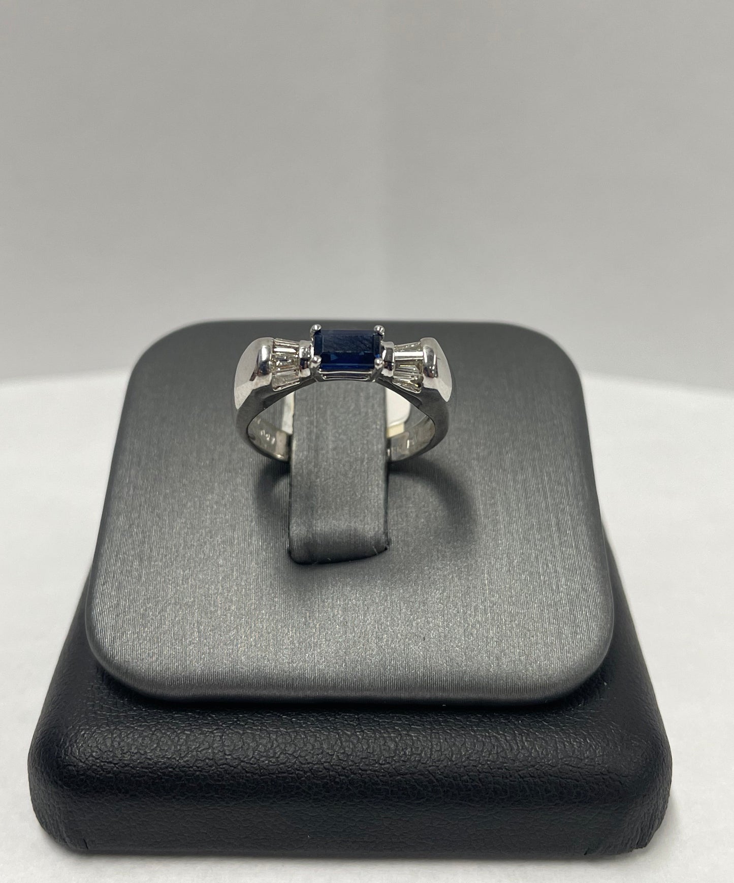 18k White Gold Sapphire Diamond Ring