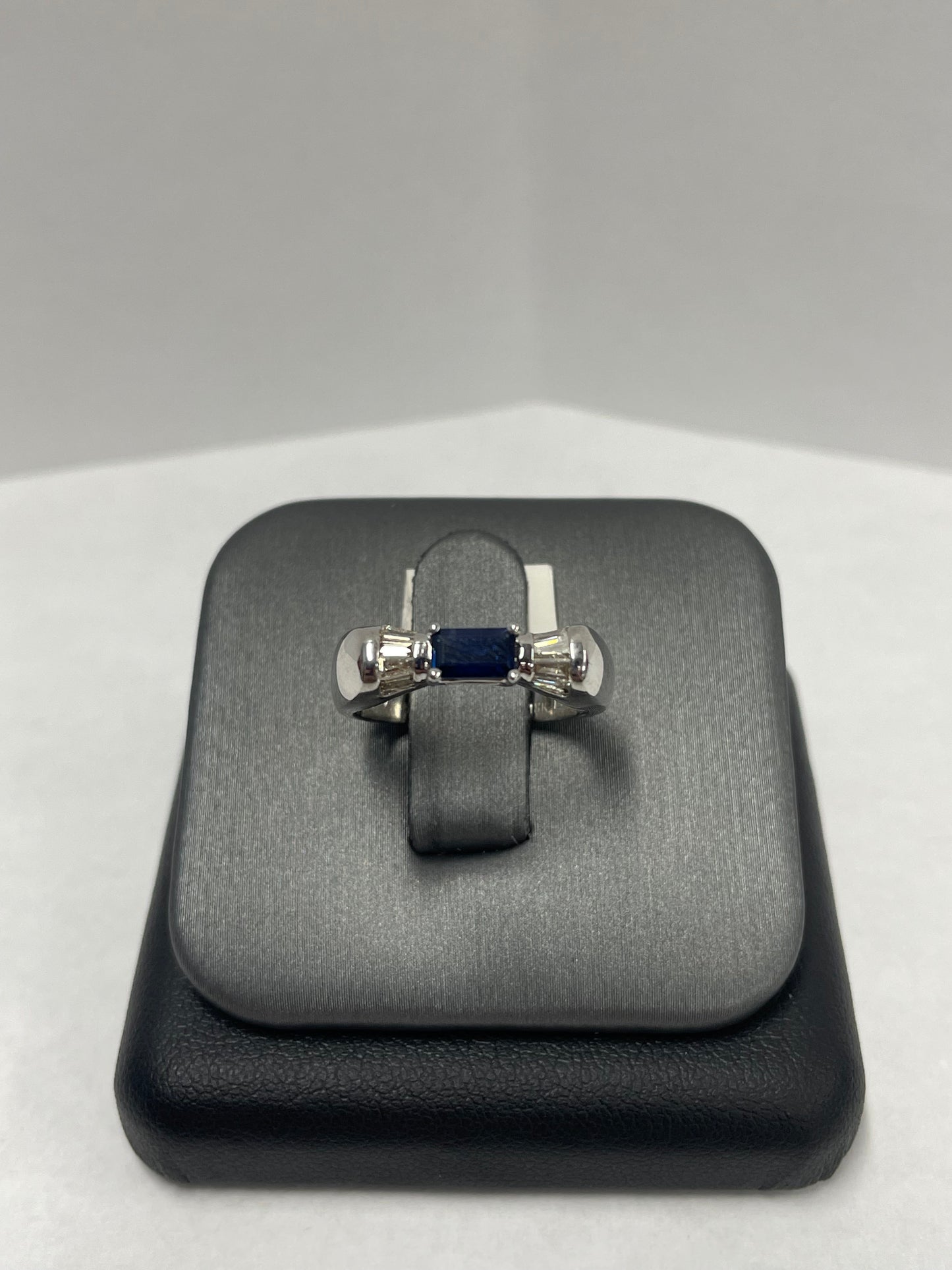 18k White Gold Sapphire Diamond Ring