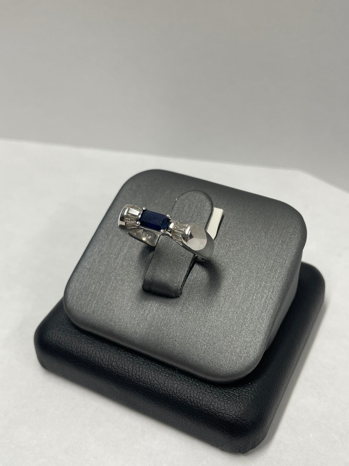 18k White Gold Sapphire Diamond Ring