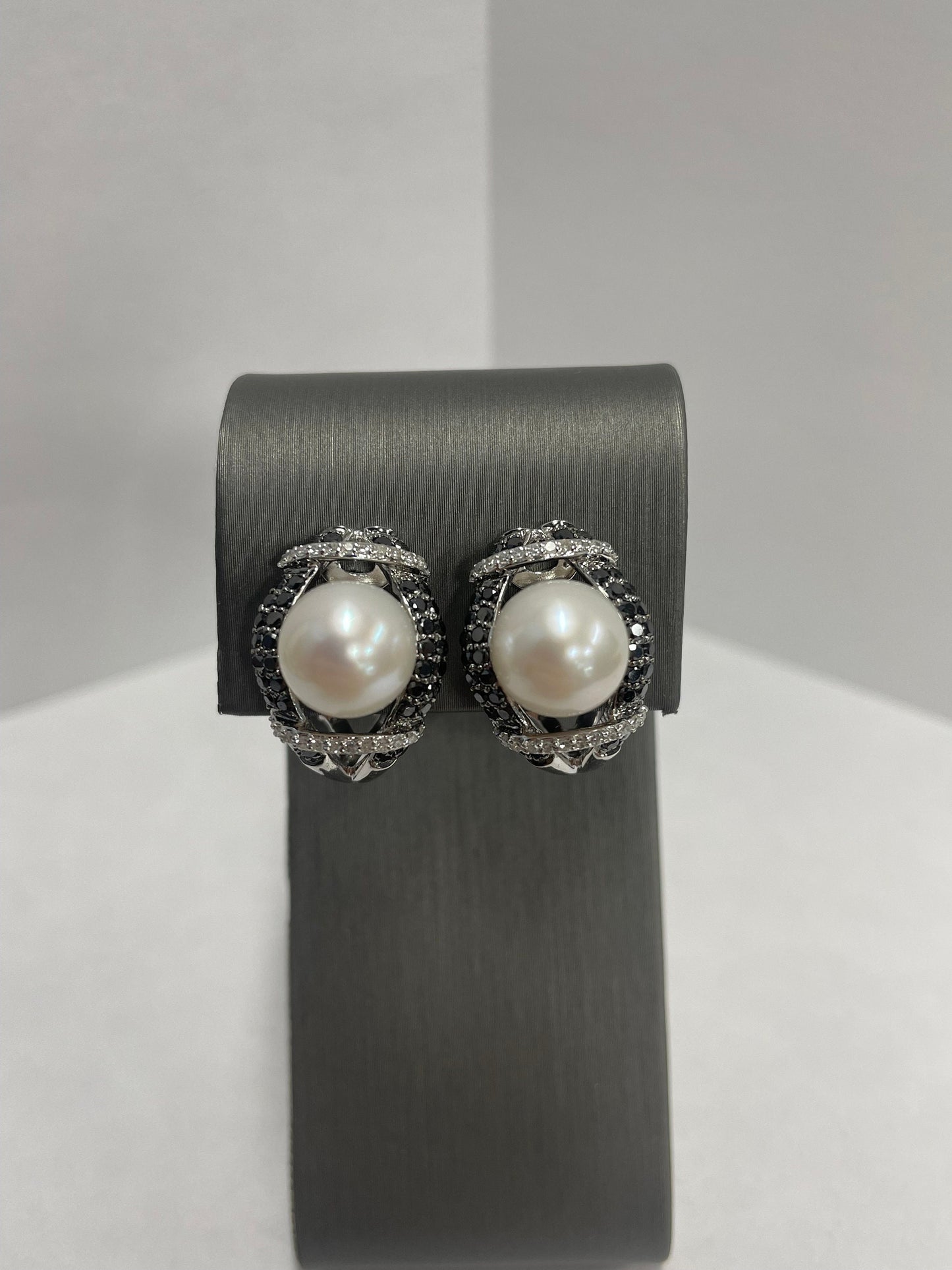 18k White Gold White Pearl Diamond Earrings