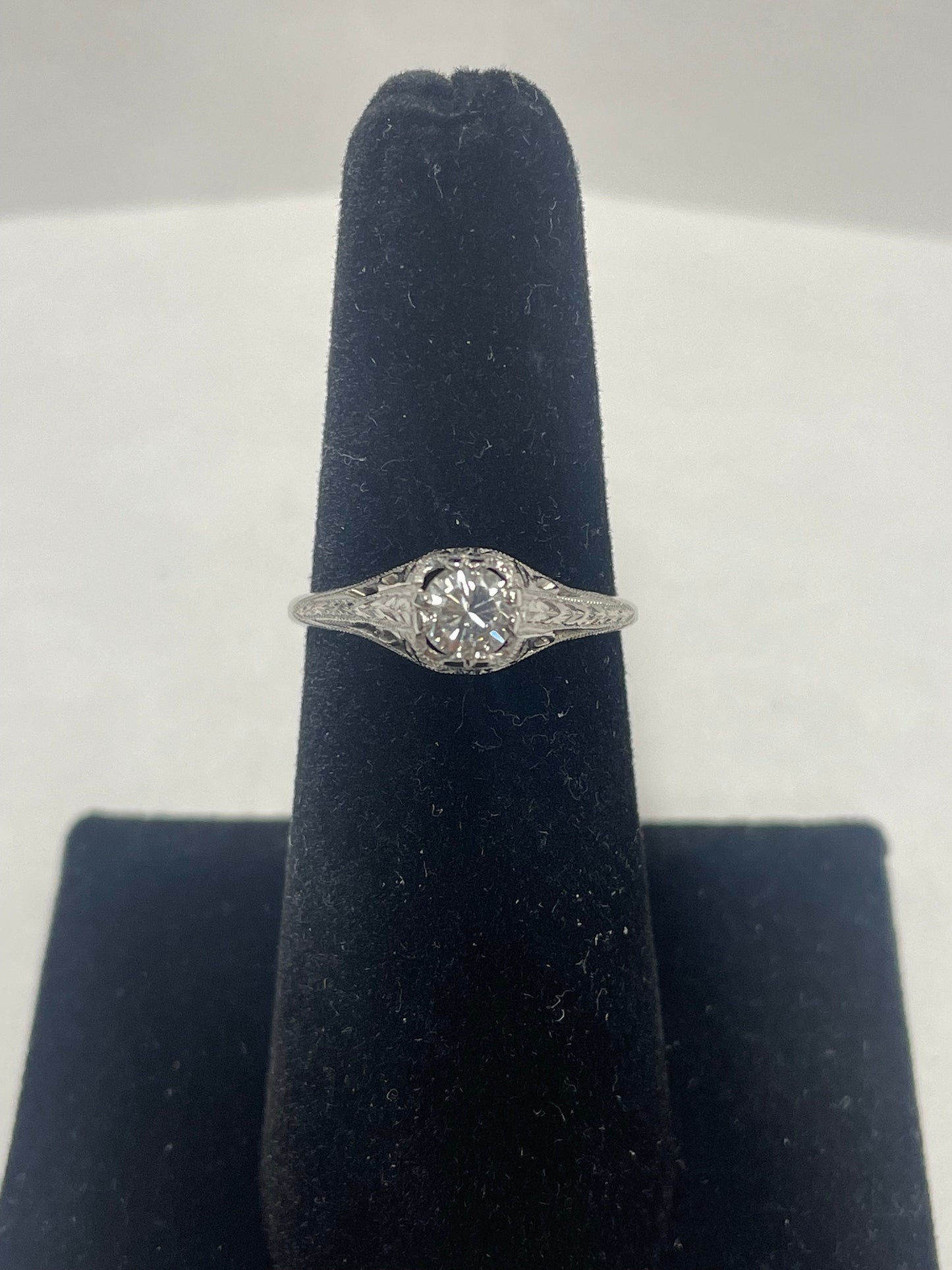 18k White Gold Solitaire Design Diamond Ring