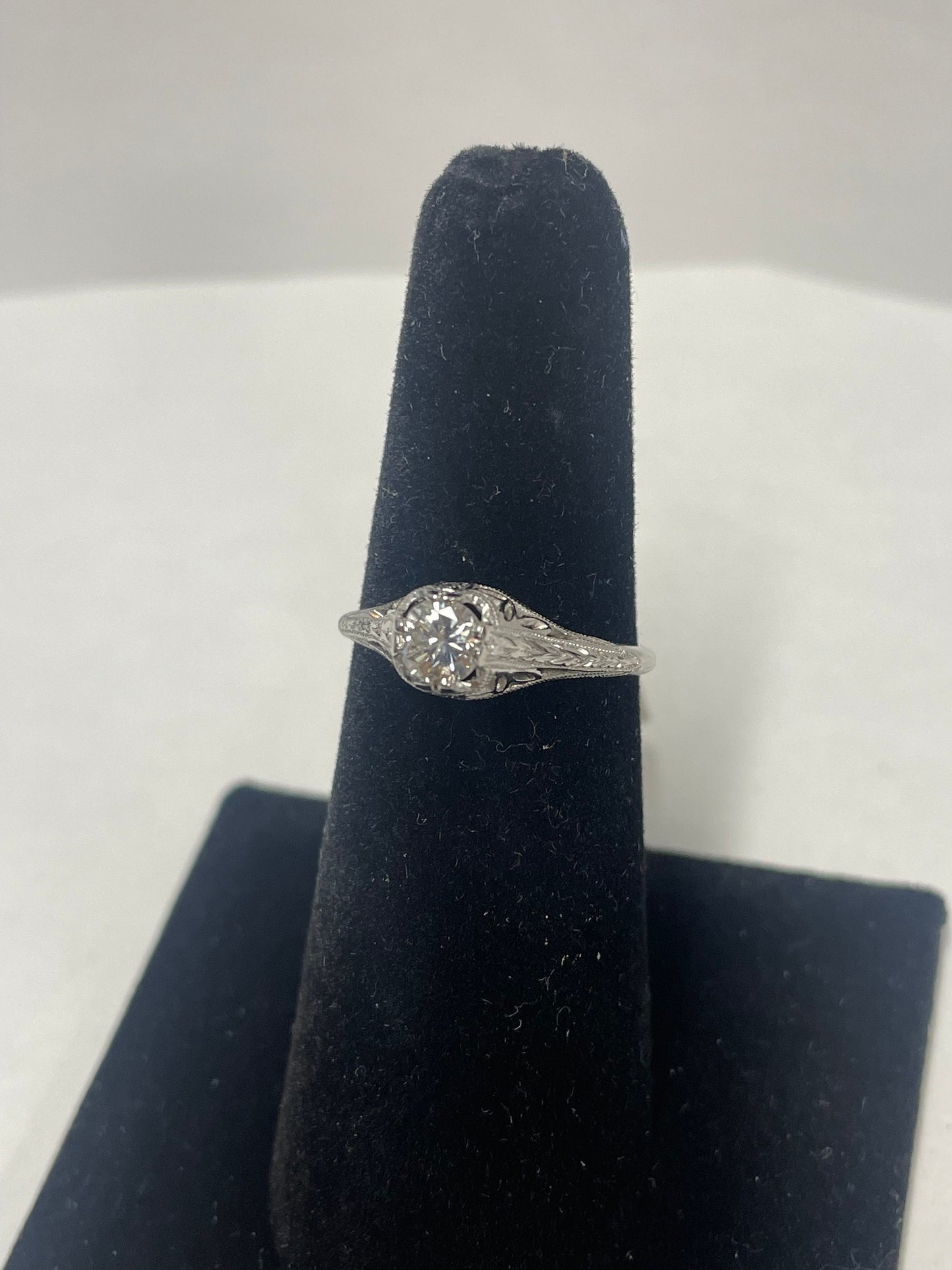 18k White Gold Solitaire Design Diamond Ring