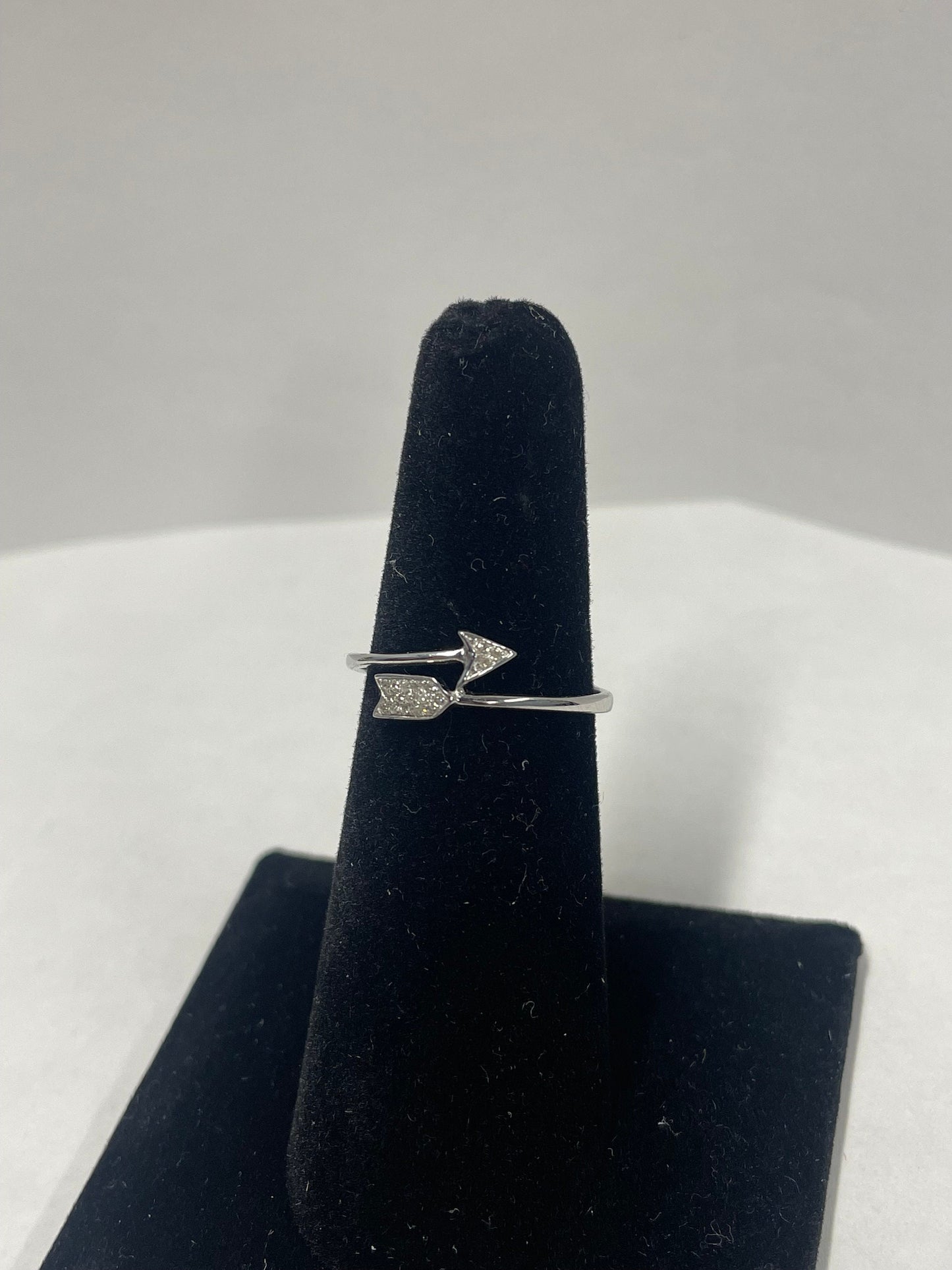 14k White Gold Arrow Diamond Ring