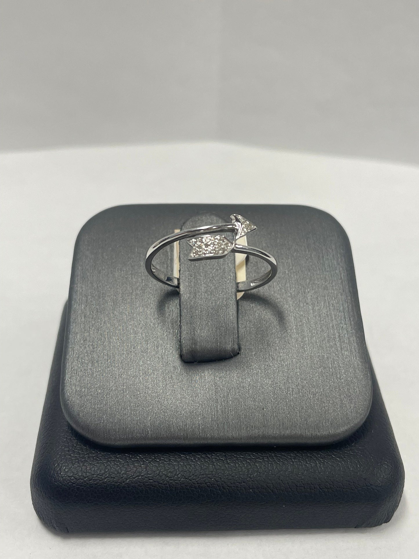 14k White Gold Arrow Diamond Ring