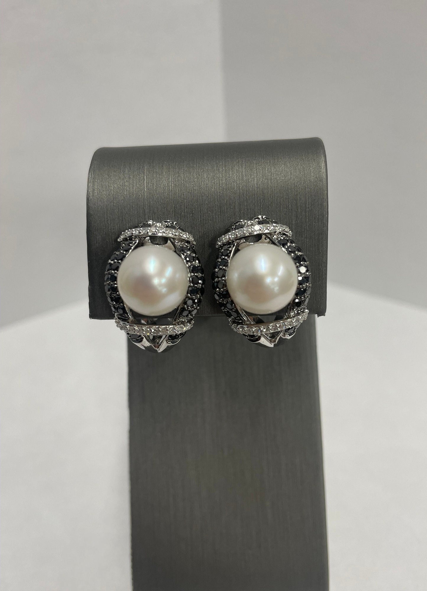 18k White Gold White Pearl Diamond Earrings