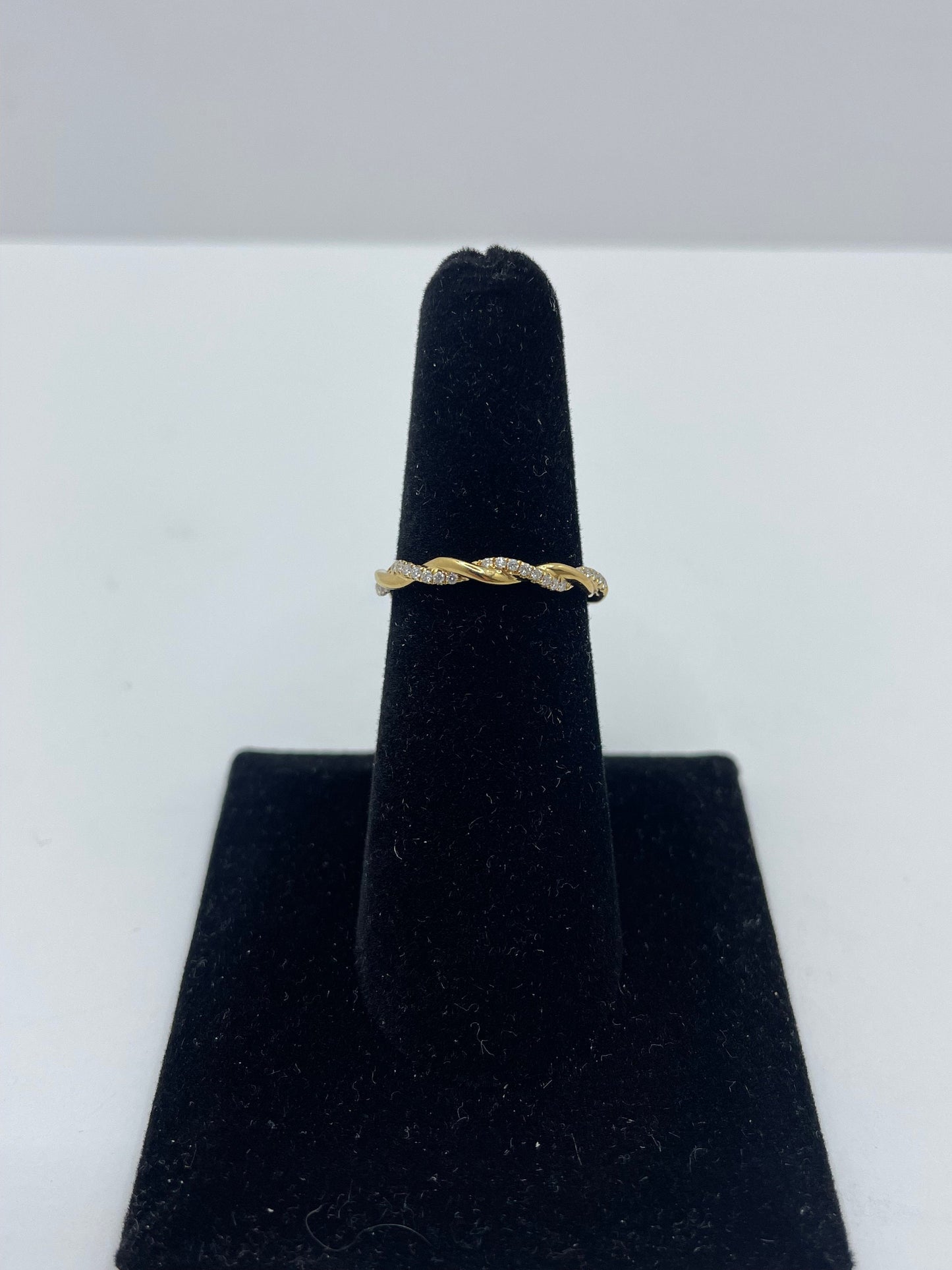 18k Yellow Gold Diamond Ring Twist Design Band