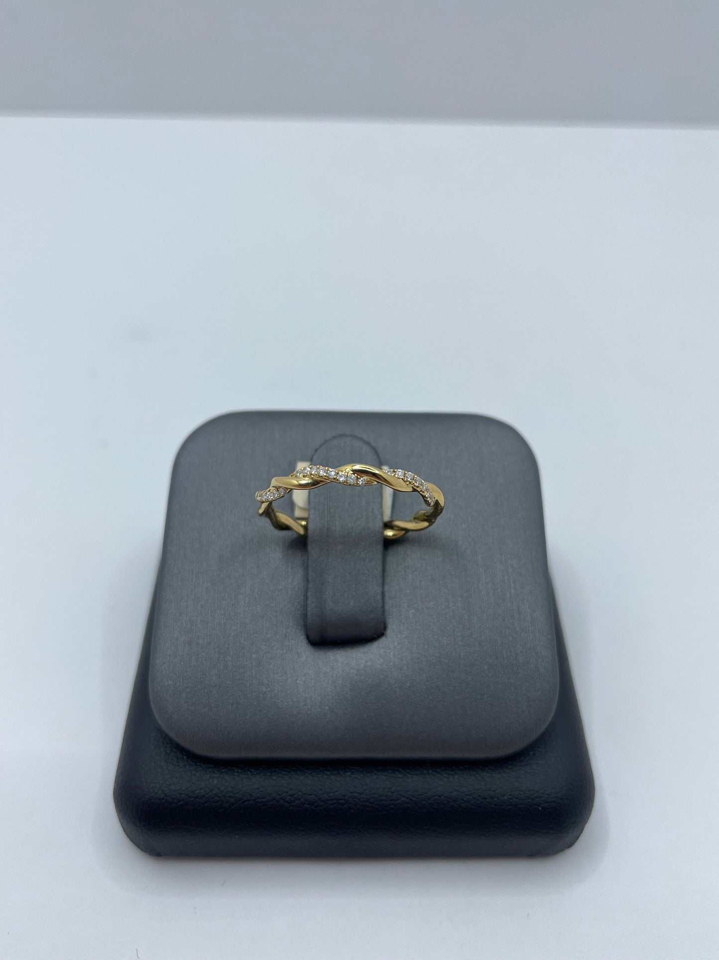 18k Yellow Gold Diamond Ring Twist Design Band