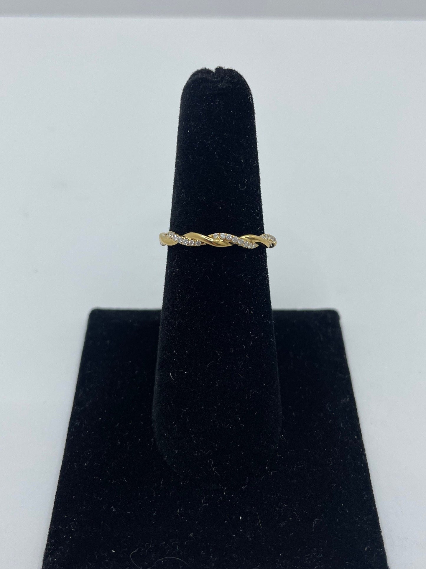 18k Yellow Gold Diamond Ring Twist Design Band